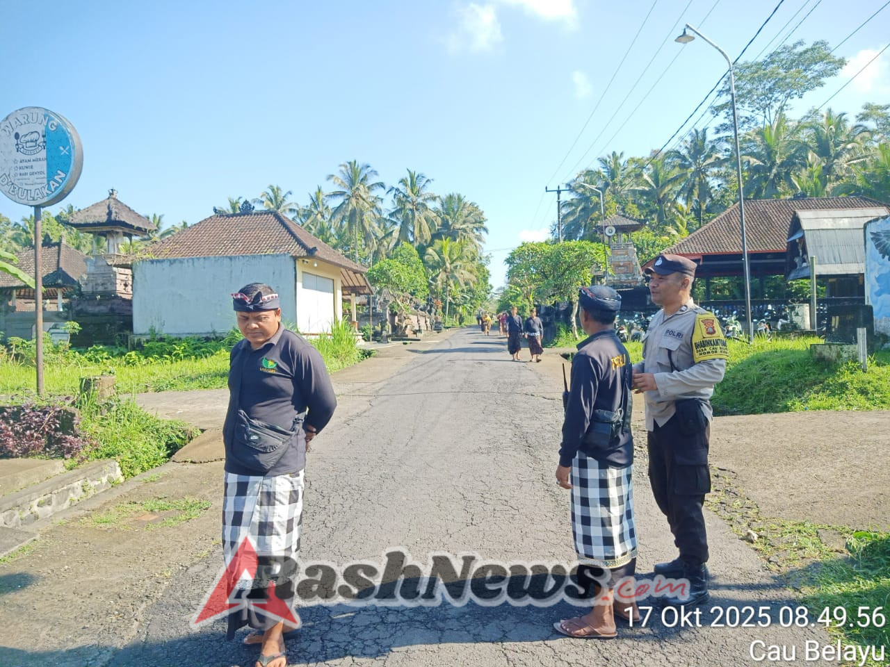 Bhabinkamtibmas Desa Cau Belayu Polsek Marga Pengamanan Upacara Ngaben