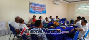 Mewakili Kapolsek Manggis, Bhabinkamtibmas Desa Nyuhtebel Hadiri Musyawarah Desa Yang Disinkronkan Dengan Kegiatan Jumat Curhat.