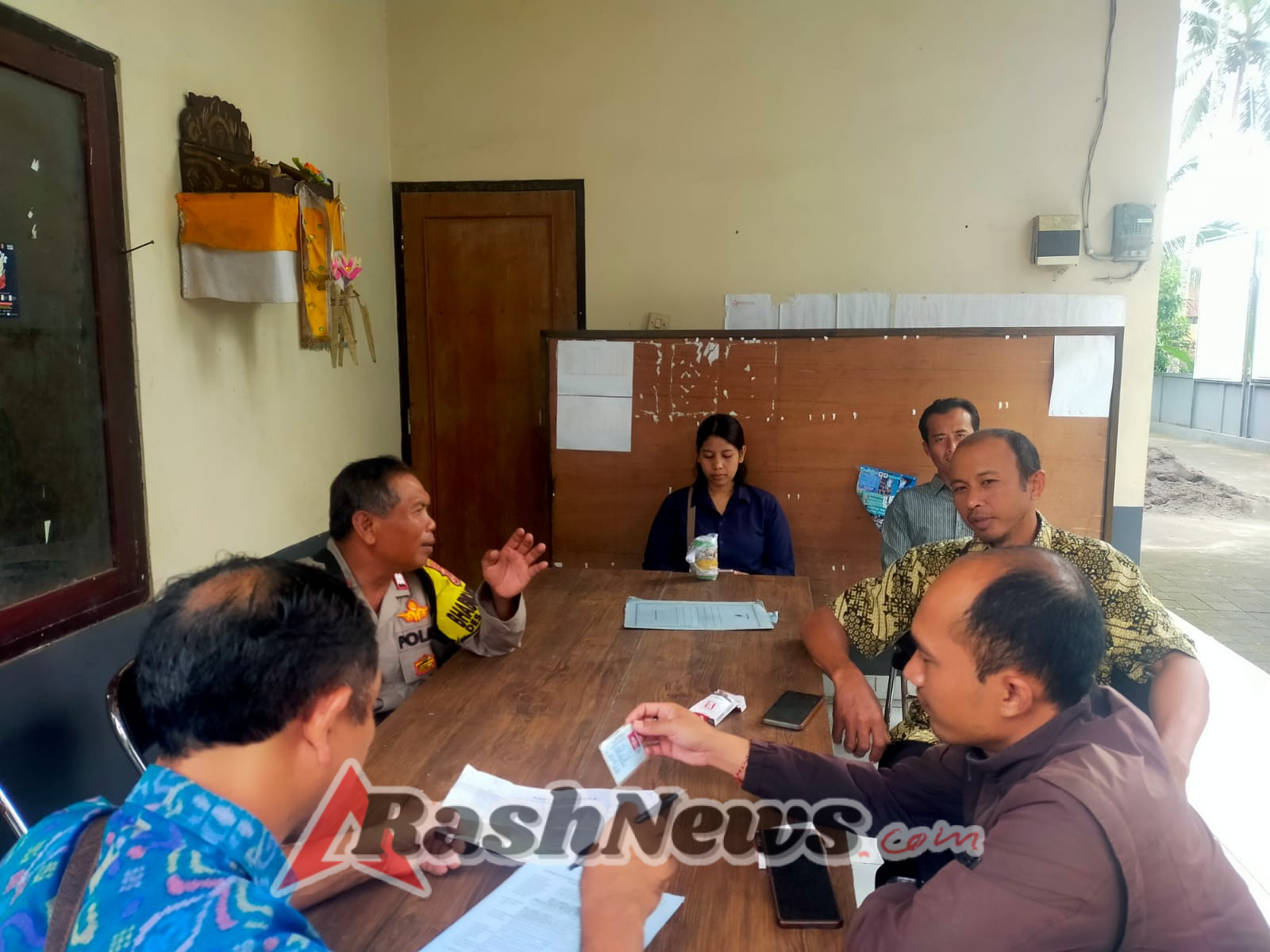 Jumat Curhat Bhabinkamtibmas serta Sambang Kantor Desa Bhuana Giri