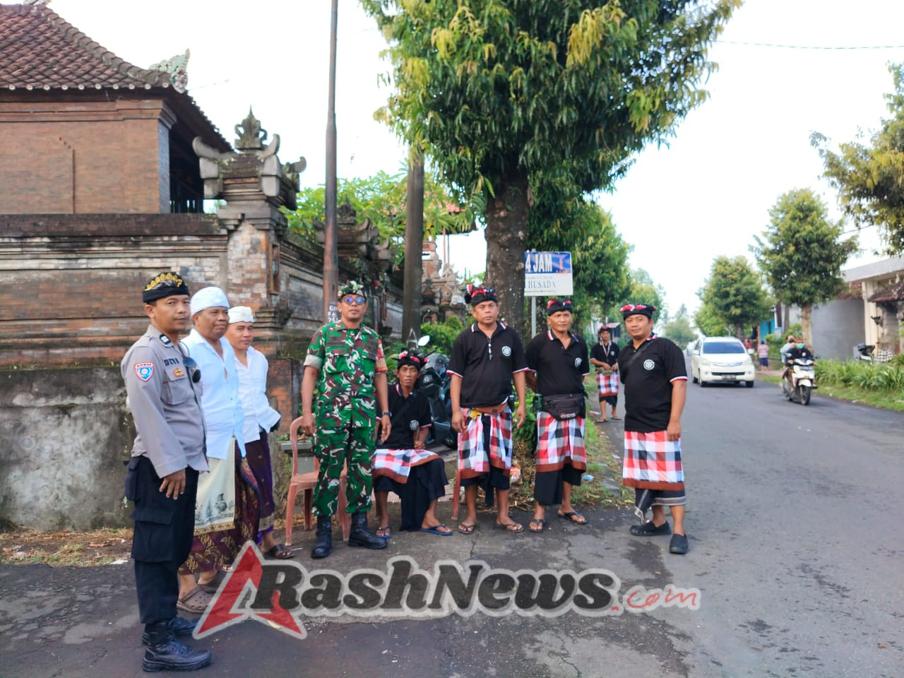 Babinsa Sidan Dukung Kelancaran Rangkaian Upacara Pitra Yadnya