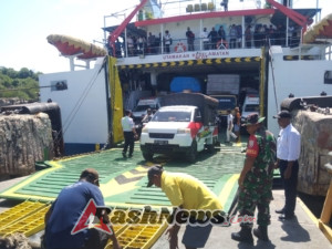 KMP. Kalibodri Sandar di Pantai Baru, Babinsa Pastikan Aktivitas Berjalan Aman dan Tertib