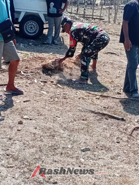 Sinergi Babinsa dan Warga Oebatu Dukung Persiapan Ground Breaking KDKMP Kodim 1627/Rote Ndao