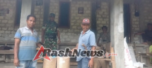 Babinsa Kodim 1613/Sumba Barat Bantu Petani Terima Benih Padi di Kecamatan Loli