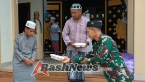 Satgas Pamtas Yonarmed 12 Kostrad Wujudkan Kepedulian Lewat Pembagian Nasi Kotak Jumat Berkah