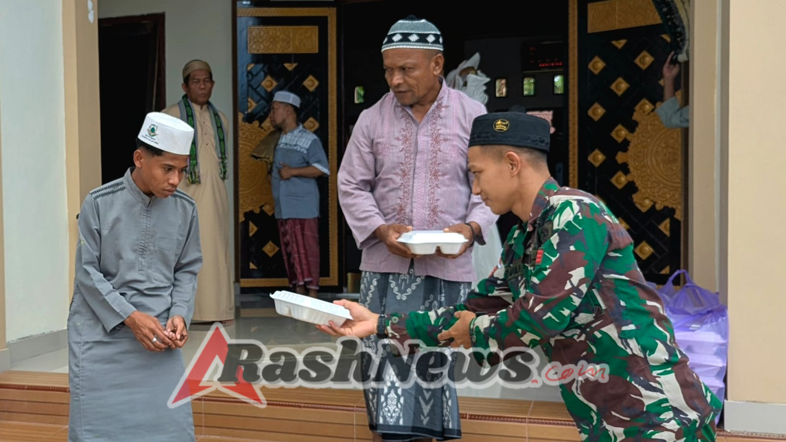 Satgas Pamtas Yonarmed 12 Kostrad Wujudkan Kepedulian Lewat Pembagian Nasi Kotak Jumat Berkah