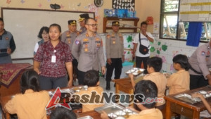 Kapolres Karangasem Pantau Langsung Distribusi MBG di SDN 1 Ulakan Manggis dalam Proses Uji coba