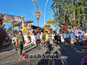 Babinsa Desa Satra Tunjukkan Sinergi dengan Warga Lewat Pendampingan Upacara Nyegara Gunung