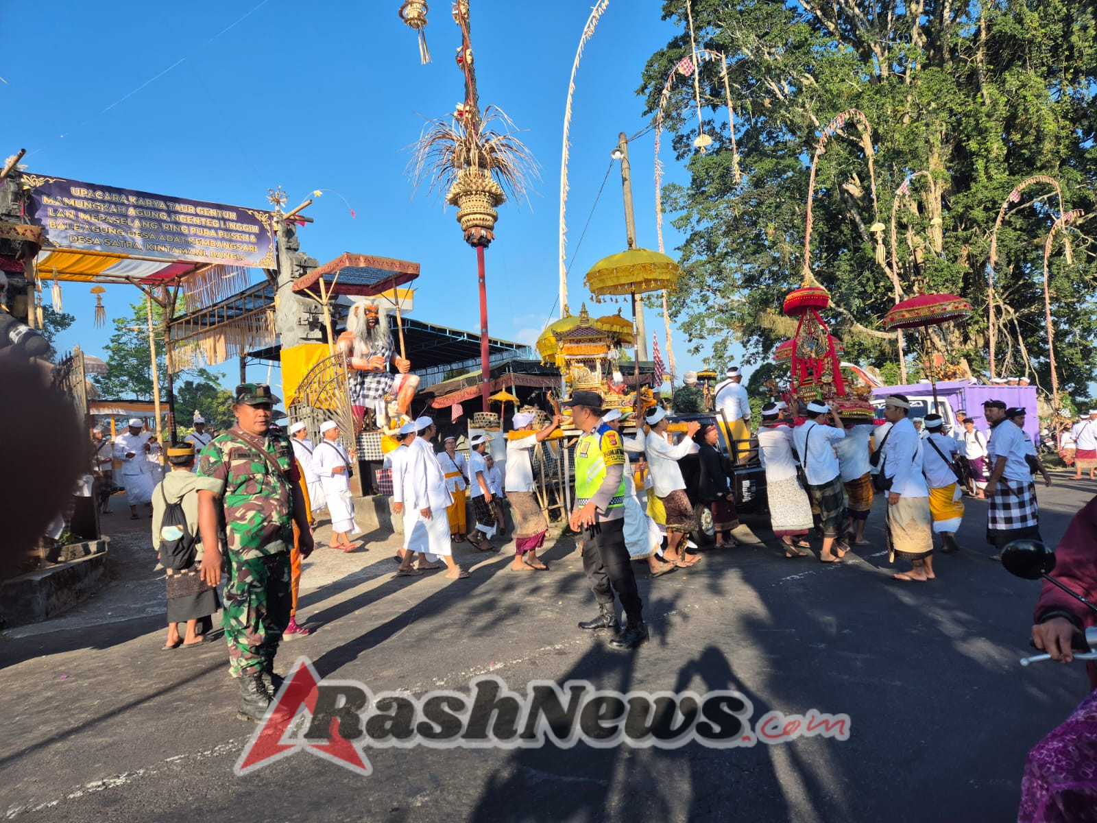 Babinsa Desa Satra Tunjukkan Sinergi dengan Warga Lewat Pendampingan Upacara Nyegara Gunung