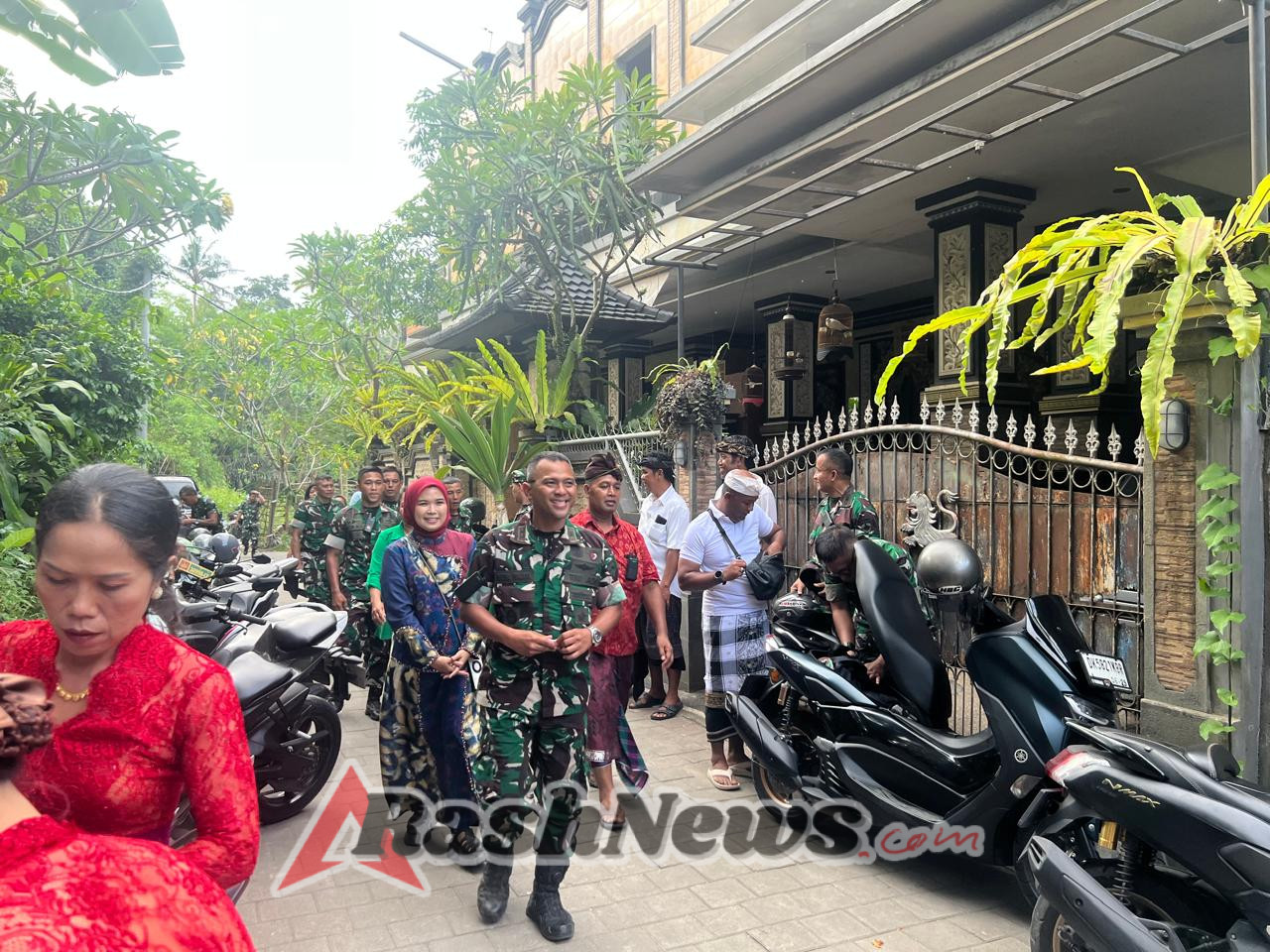 Momen Hangat, Dandim Gianyar Beri Ucapan Selamat kepada Kedua Mempelai