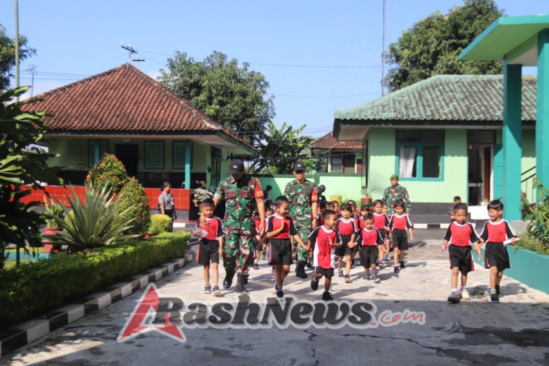 Pasiops Kodim Klungkung Kenalkan Matematika Gasing  Saat Kunjungan Anak TK Negeri Timuhun