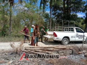 Babinsa Koramil 1618-06/Bian Bantu Warga Pasang Pagar Kebun di Desa Oepuah Utara