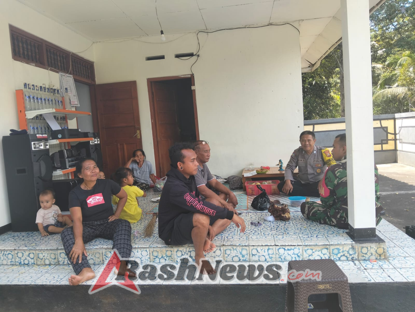 Tingkatkan Kepedulian Sosial, Babinsa Desa Bestala Sambangi Warga yang Sedang Sakit Akibat Kecelakaan