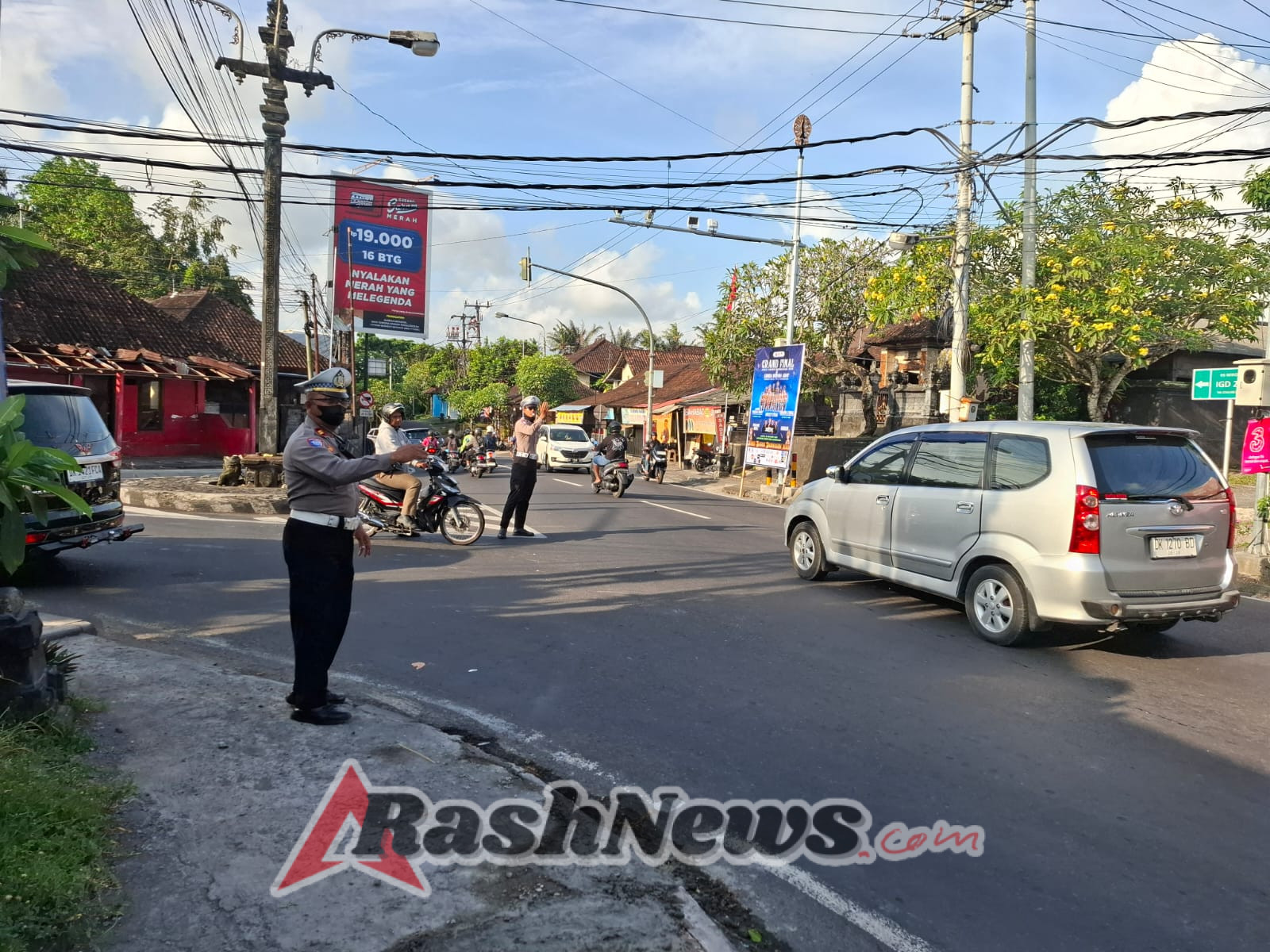 Personel Polsek Abiansemal Hadir Di Tengah Masyarakat, Atur Lalu Lintas Di Jam Padat Sore Hari