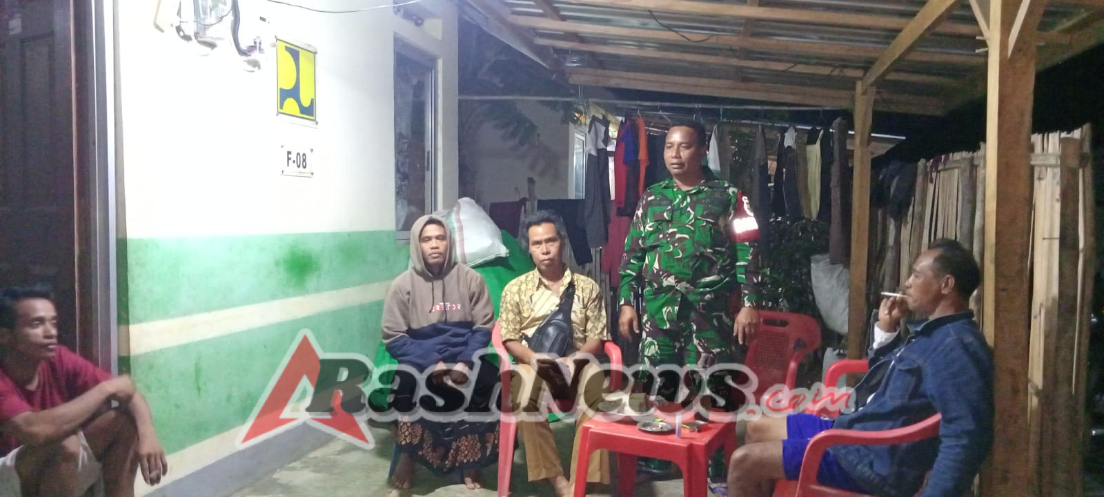Kegiatan Ronda Malam Desa Daha, Babinsa Ingatkan Pentingnya Waspada di Malam Hari