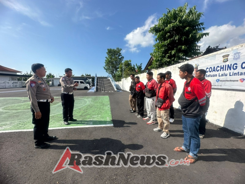 Unit Regident Satlantas Polres Karangasem melaksanakan kegiatan Coaching Clinic gratis bagi para Pengendara K-jek Online