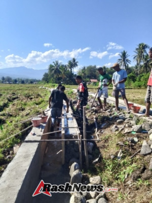 TNI dan Rakyat Bersatu: Babinsa Kodim 1602/Ende Gotong Royong Bangun Saluran Irigasi