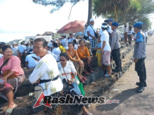 Polairud Polres Gianyar Laksanakan Patroli Pesisir dan Atensi Upacara Ngedetin di Pantai Masceti