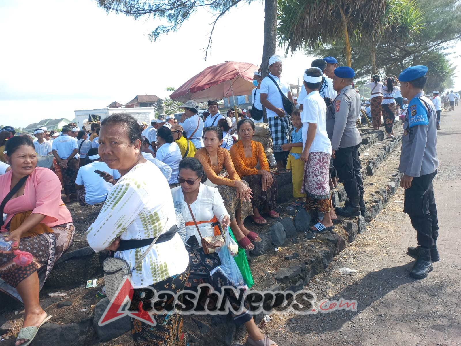 Polairud Polres Gianyar Laksanakan Patroli Pesisir dan Atensi Upacara Ngedetin di Pantai Masceti