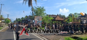 Bhabinkamtibmas Desa Marga Melaksanakan Pengamanan Upacara Ngaben