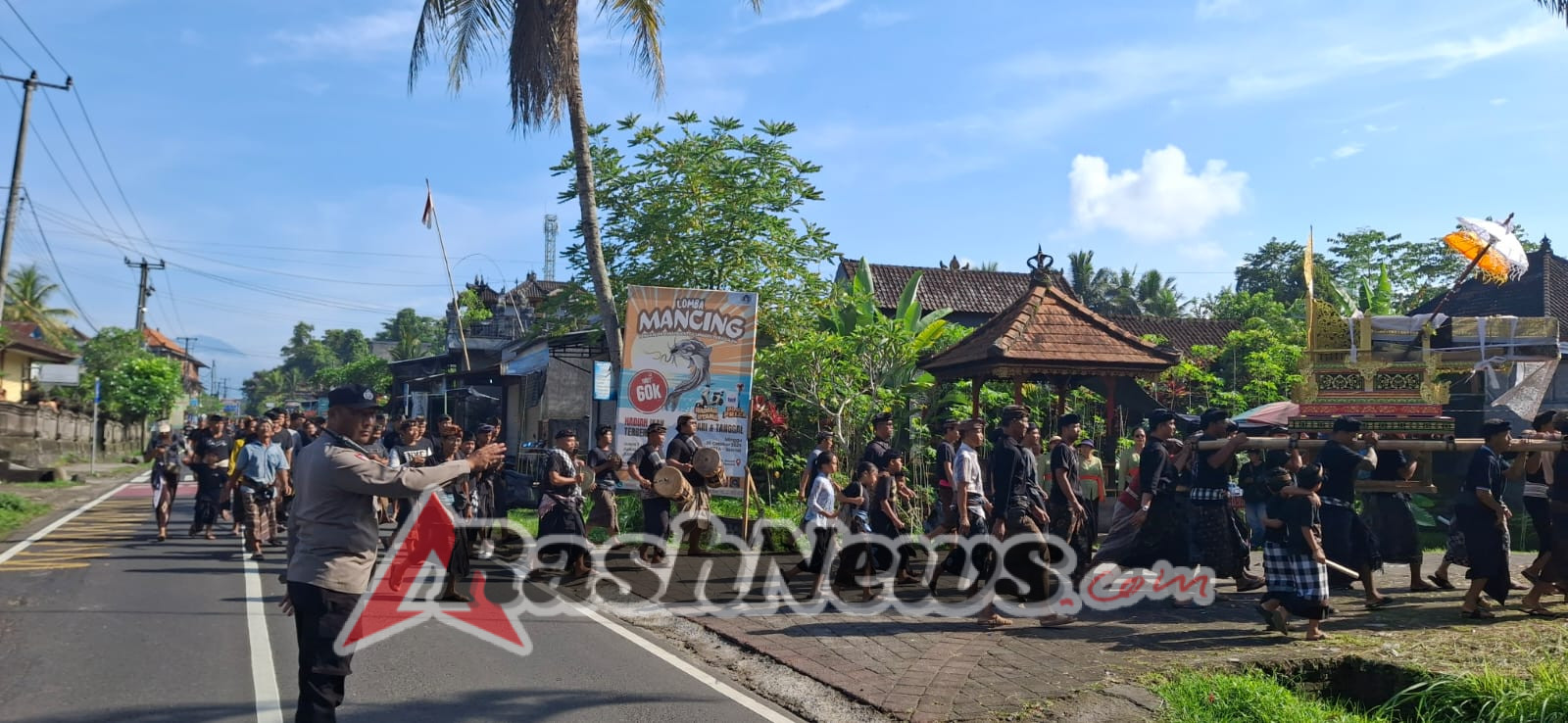 Bhabinkamtibmas Desa Marga Melaksanakan Pengamanan Upacara Ngaben