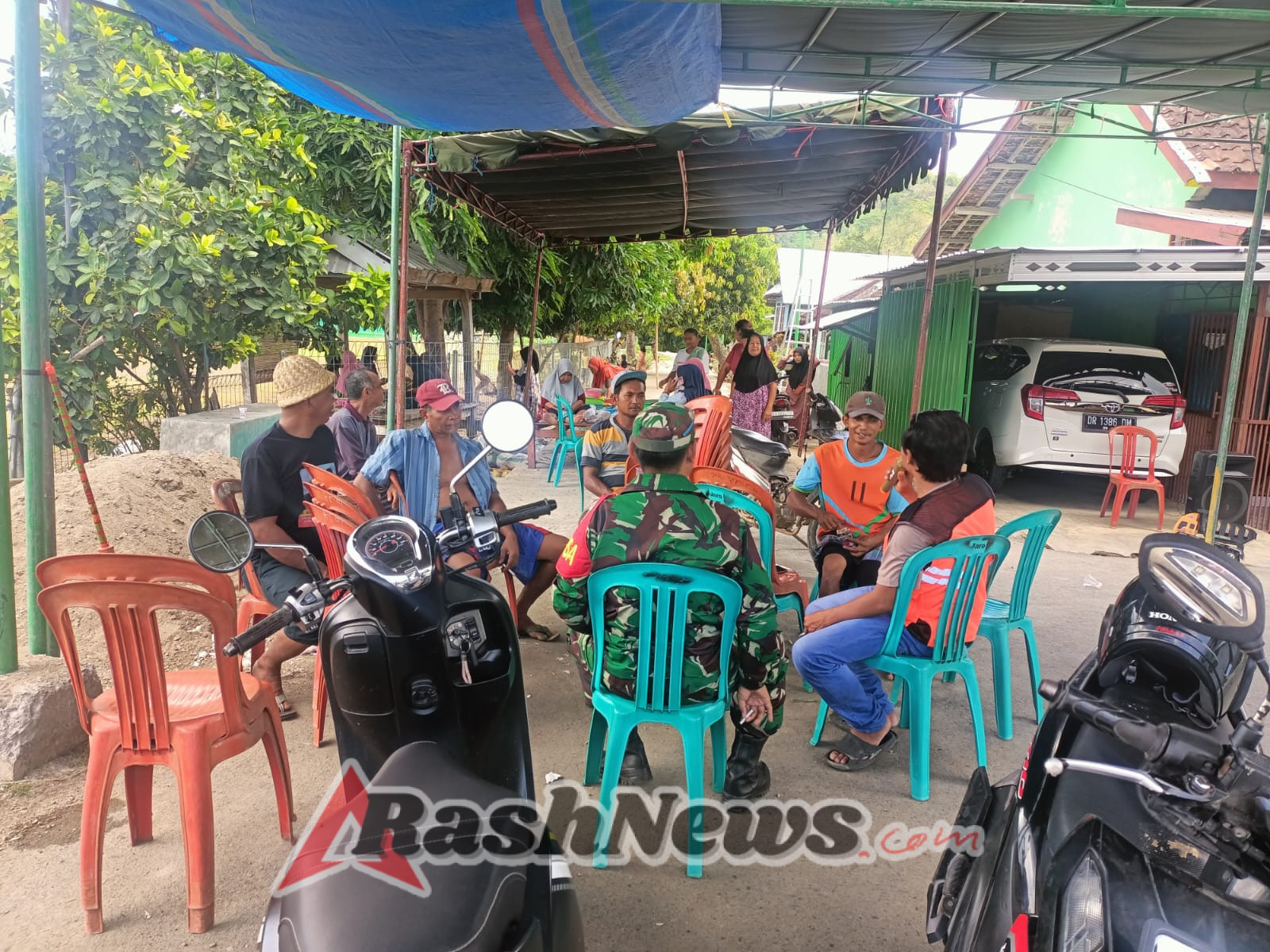 Ciptakan Suasana Harmonis, Babinsa Aktif Laksanakan Komsos di Wilayah Binaan