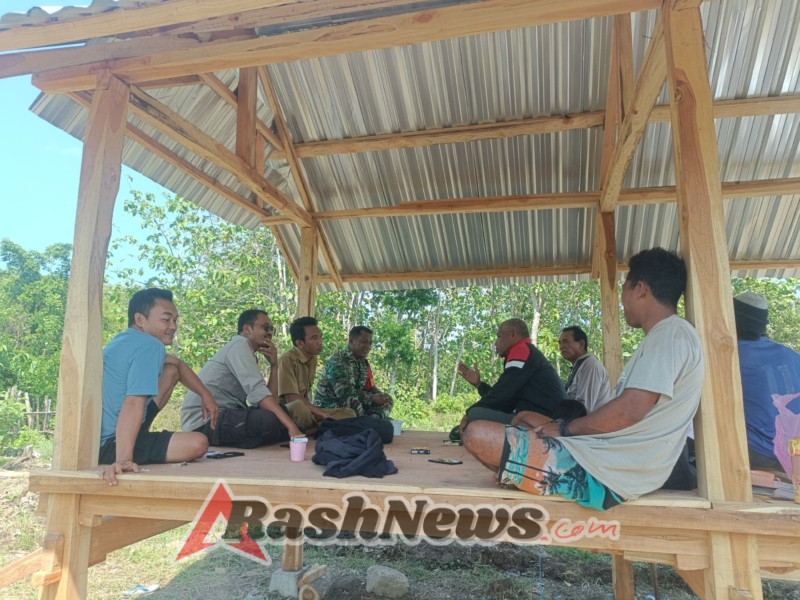 Tingkatkan Kedekatan dengan Warga, Babinsa Beru Laksanakan Komsos Usai Patroli Wilayah