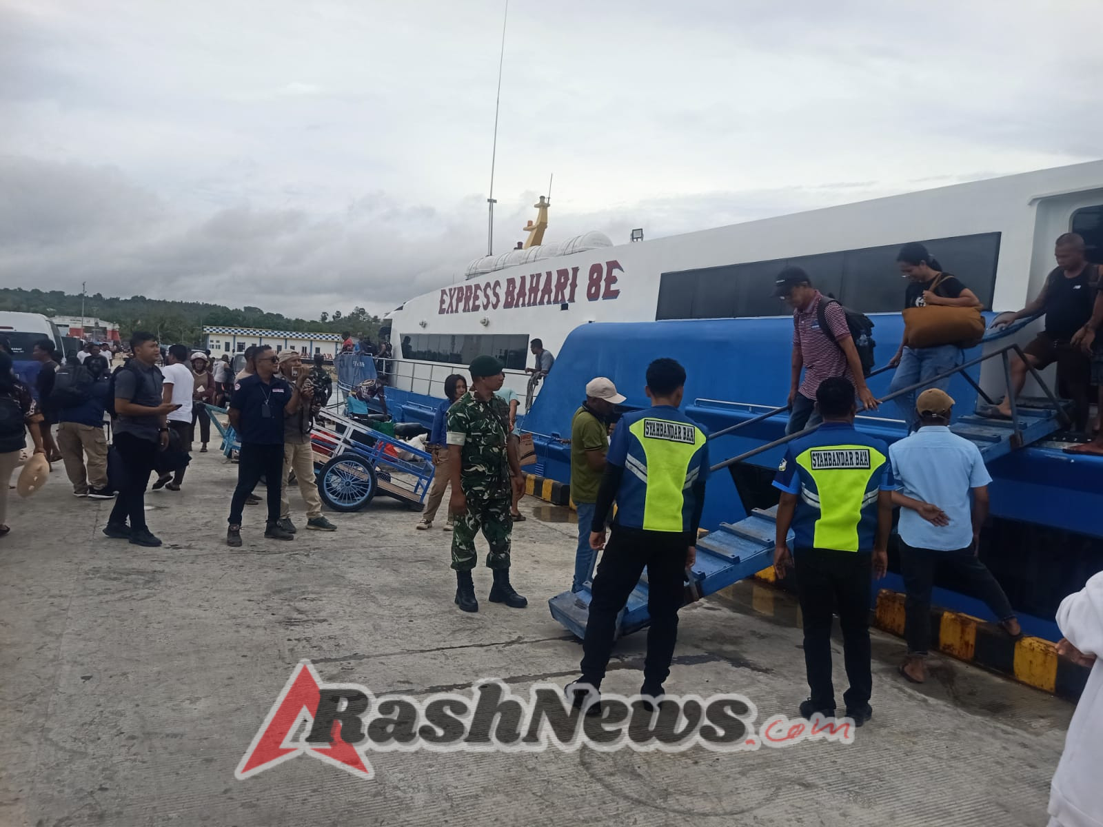 Situasi Aman dan Kondusif, Koramil 1627-01/Baa Lakukan Pemantauan Kapal Express Bahari 8E di Pelabuhan Ba’a