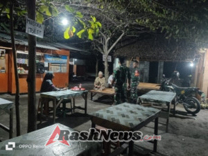 ‎Tingkatkan Kamtibmas, Babinsa Banjar Sari Aktif Pantau Aktivitas Warga Pantai Labuhan Haji