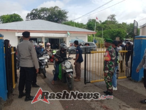 Situasi Aman dan Kondusif, Sertu Andre T Kawal Keberangkatan KMP Kalibodri di Pantai Baru