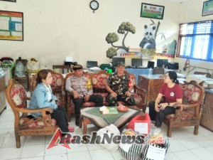 TNI Hadir di Tengah Masyarakat Lewat Kegiatan Sosial Berbagi Sembako