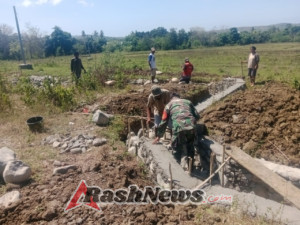 Babinsa Serka Dominggus Awasi Pengerjaan Irigasi Persawahan di Tandula Jangga