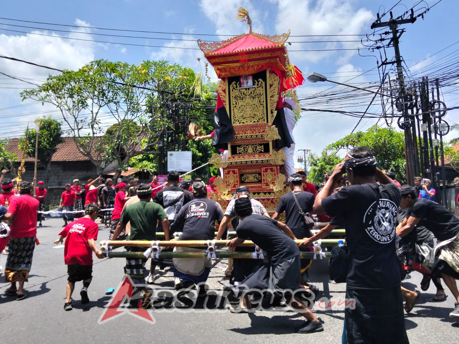 Ngaben Almarhum I Putu Derne Berlangsung Tertib dan Khidmat