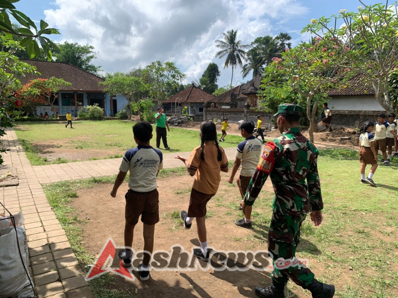 Tanamkan Jiwa Nasionalisme Sejak Dini, Babinsa Beri Pelatihan Upacara Bendera di Sekolah
