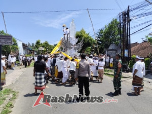Babinsa Hadir di Tengah Masyarakat Wujudkan Pengamanan Upacara Adat