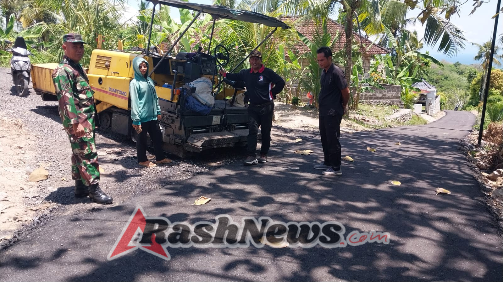 Dukung Penuh Pembangunan Di Wilayah Binaan, Babinsa Pejukutan Cek Pengaspalan Jalan Ampel Dungun
