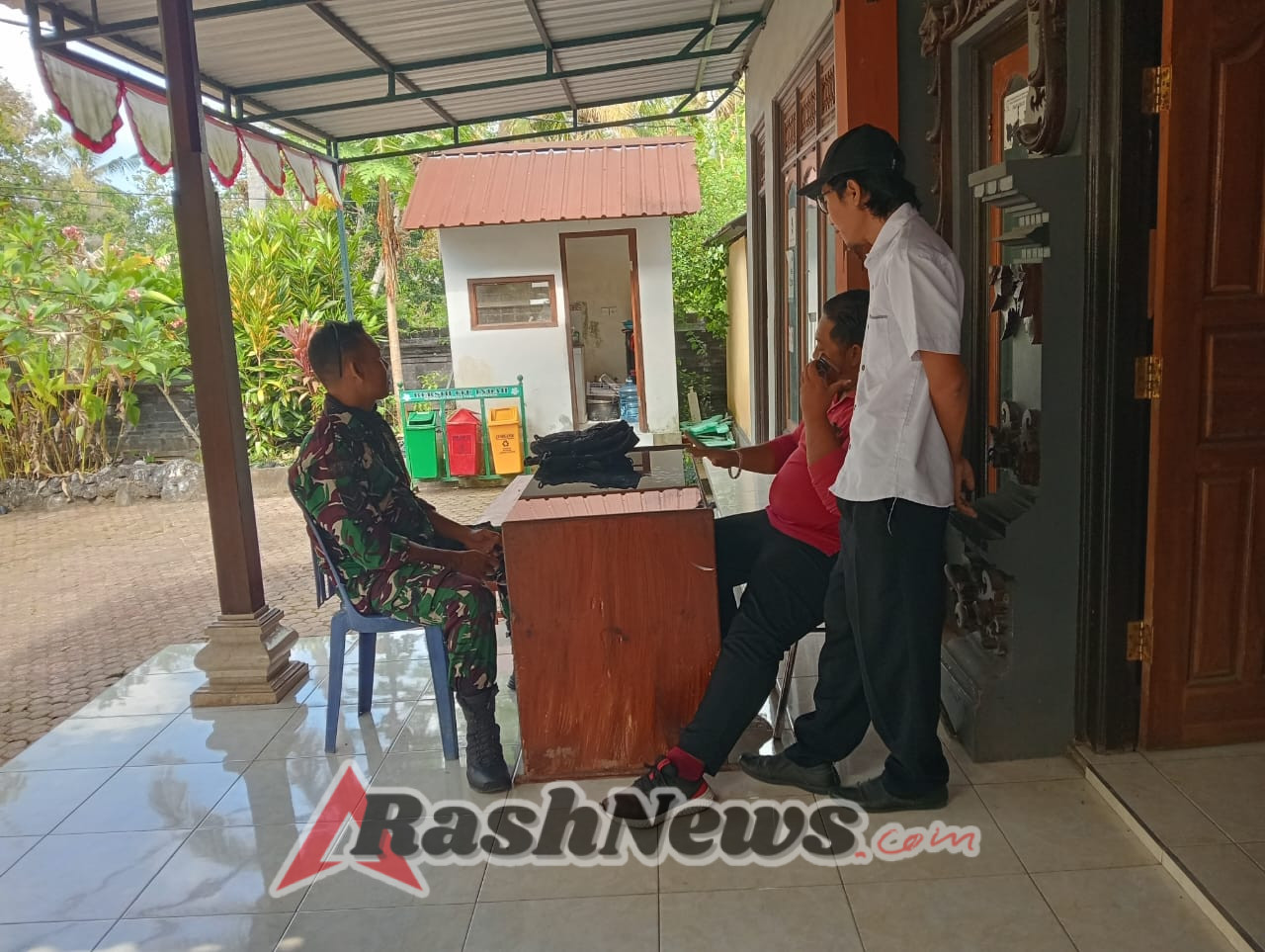 Sinergitas TNI Dan Pemerintah, Sertu Nyoman Dayuh Komsos Bersama Aparatur Desa