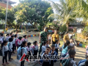 Selalu Hadir  Beri Rasa Aman Dan Nyaman, Babinsa Dampingi Kegiatan TK Negeri Semarapura Kaja