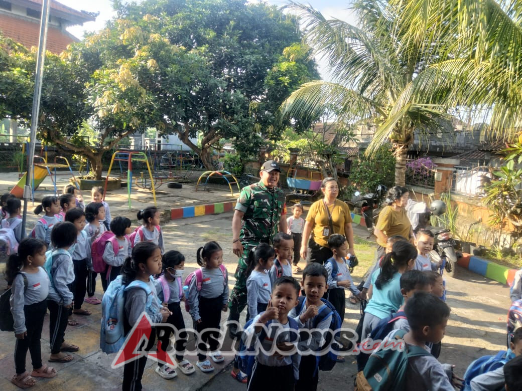 Selalu Hadir  Beri Rasa Aman Dan Nyaman, Babinsa Dampingi Kegiatan TK Negeri Semarapura Kaja