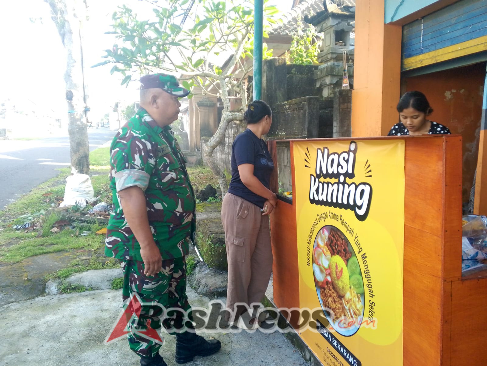 Pererat Hubungan dengan Masyarakat, Babinsa Selat Gelar Komsos Sekaligus Pantau Kondisi Wilayah