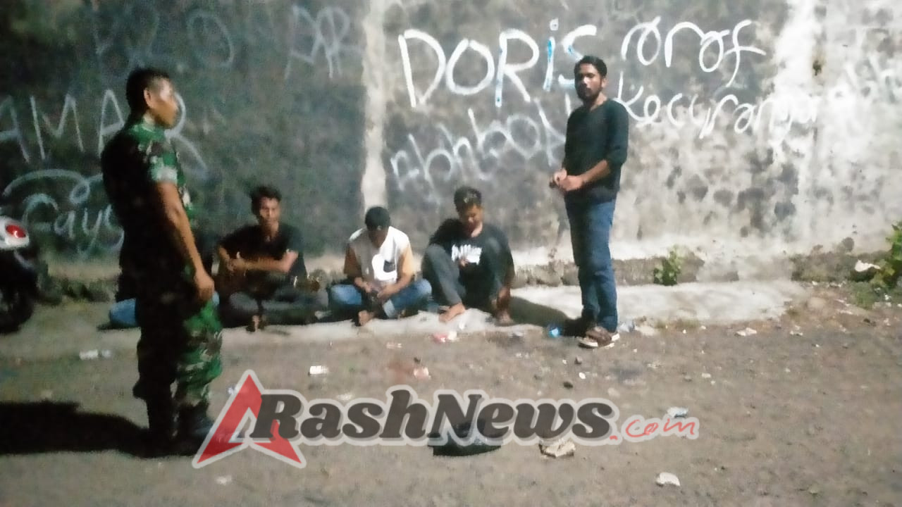 Wujudkan Lingkungan Aman, Babinsa Dompu Bersama Warga Gelar Ronda dan Sosialisasi Kamtibmas