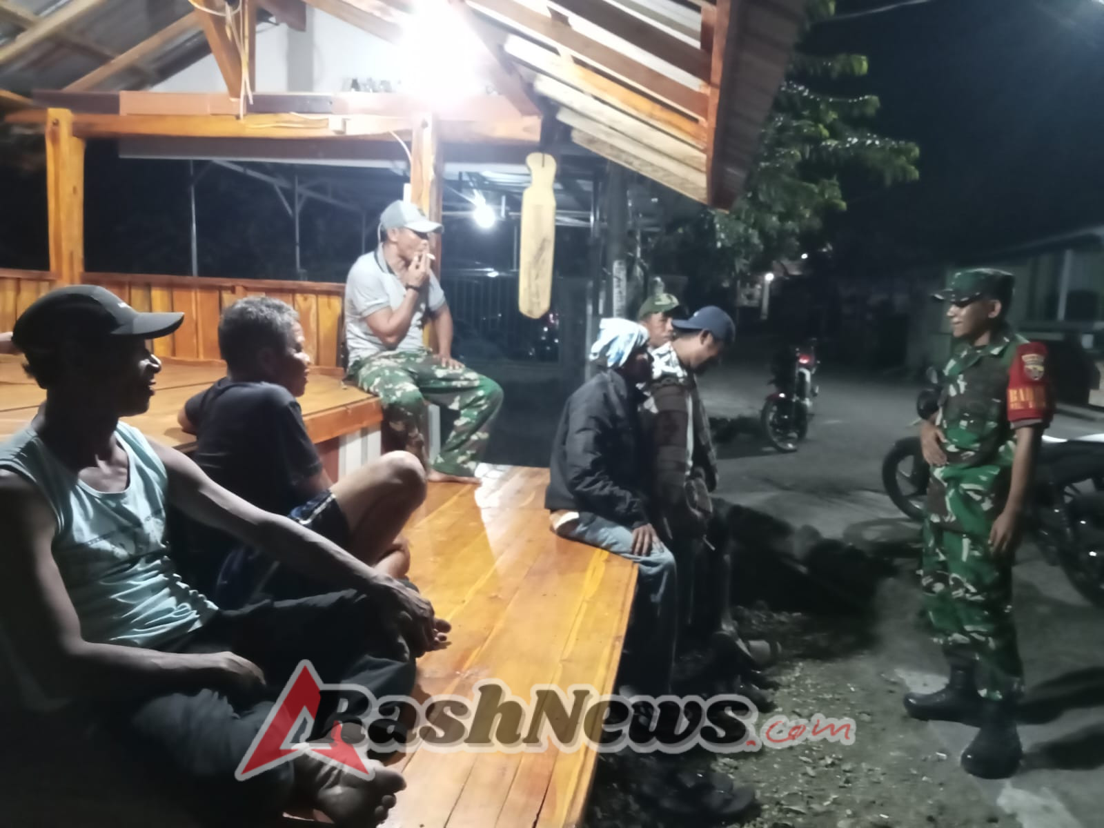 Sinergi TNI dan Masyarakat: Babinsa Simpasai Patroli Malam Cegah Aksi Kriminal