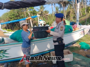 Satuan Polairud Polres Karangasem, Bantu Masyarakat Angkat ikan Hasil Tangkapan Nelayan