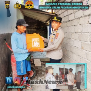 Kapolsek Padangbai bagikan bingkisan dalam Program Minggu Kasih