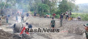 4. Hari ke-11 TMMD ke-126: Satgas Kodim 1625/Ngada Fokus Pengecoran Lantai Bendungan di Benteng Tawa