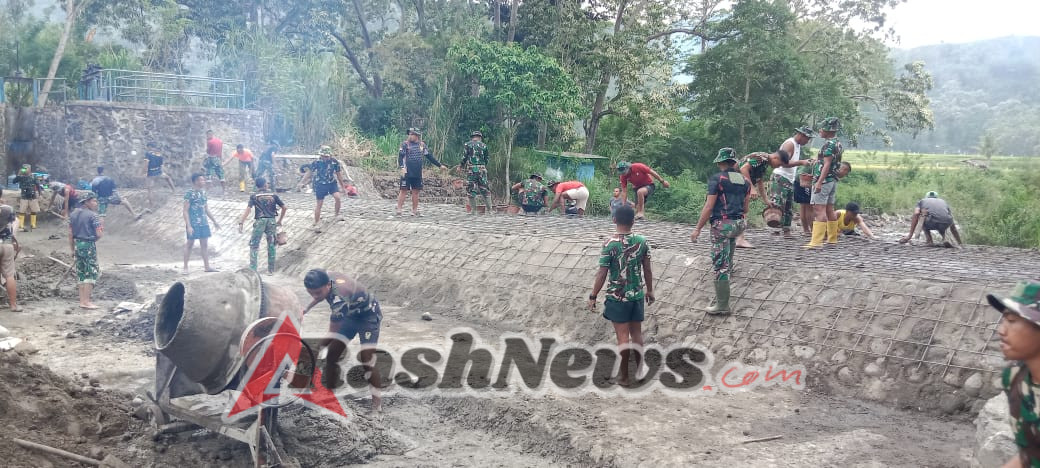 4. Hari ke-11 TMMD ke-126: Satgas Kodim 1625/Ngada Fokus Pengecoran Lantai Bendungan di Benteng Tawa