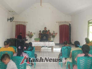 Babinsa Rote Ndao Sertu Yunus Ketti Jadi Teladan, Amankan dan Sampaikan Firman Tuhan di Gereja GBI Baa