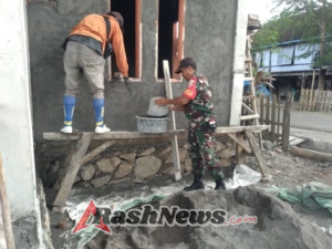 TNI dan Rakyat Bersatu, Babinsa Koramil 1628-03/Seteluk Bantu Warga Perbaiki Rumah