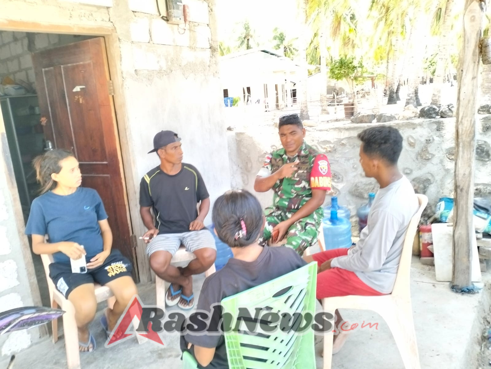 Wujud Komsos Babinsa, Kopda Otnial Bofe Damai Dua Pasangan Suami Istri yang Berselisih