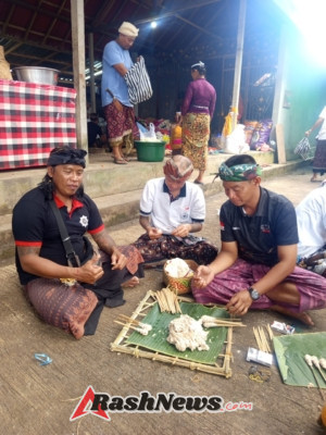 Babinsa dan Warga Keliki Perkuat Kebersamaan Lewat Kegiatan Mebat