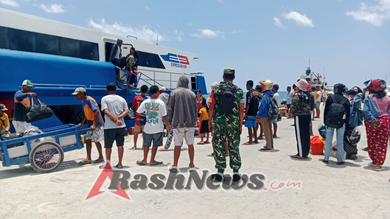 Pemantauan Babinsa di Pelabuhan Ba’a Wujud Kesiapsiagaan Jaga Stabilitas Wilayah